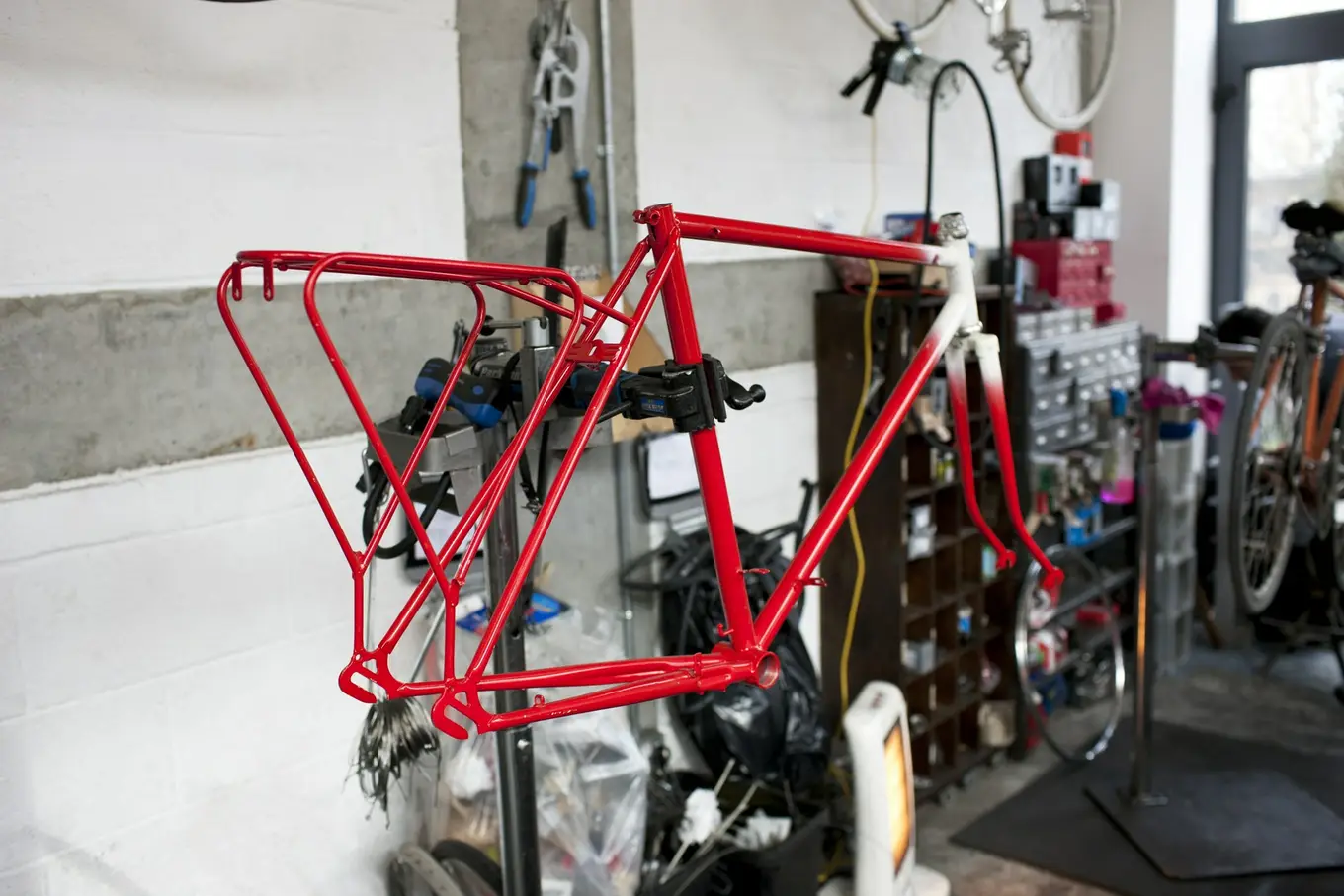 rama roweru przygotowana do malowania